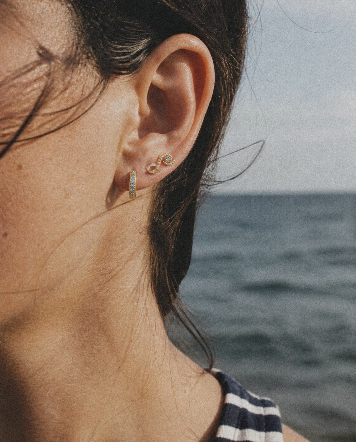 Shown: Mare Pavé Huggie and Onda Stud